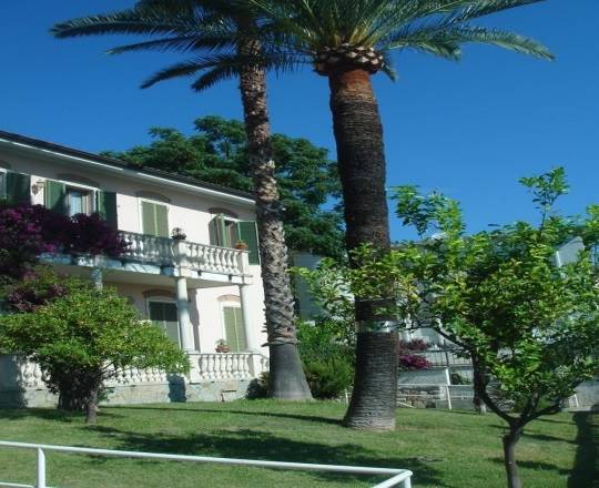 SANREMO - VENDESI VILLA CON PISCINA