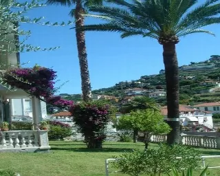 Foto 3 di 14: SANREMO - VENDESI VILLA CON PISCINA