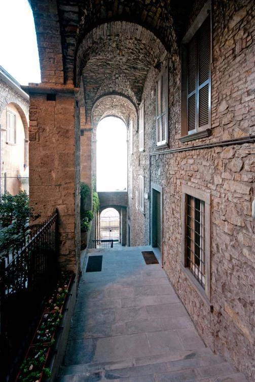 VENDESI RAFFINATA PROPRIETA' CON TERRAZZO E VISTA MOZZAFIATO IN CITTA' ALTA