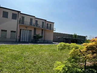 Foto 16 di 19: Vendesi capannone industriale su due livelli con ampio spazio esterno