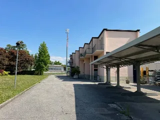 Foto 1 di 19: Vendesi capannone industriale su due livelli con ampio spazio esterno