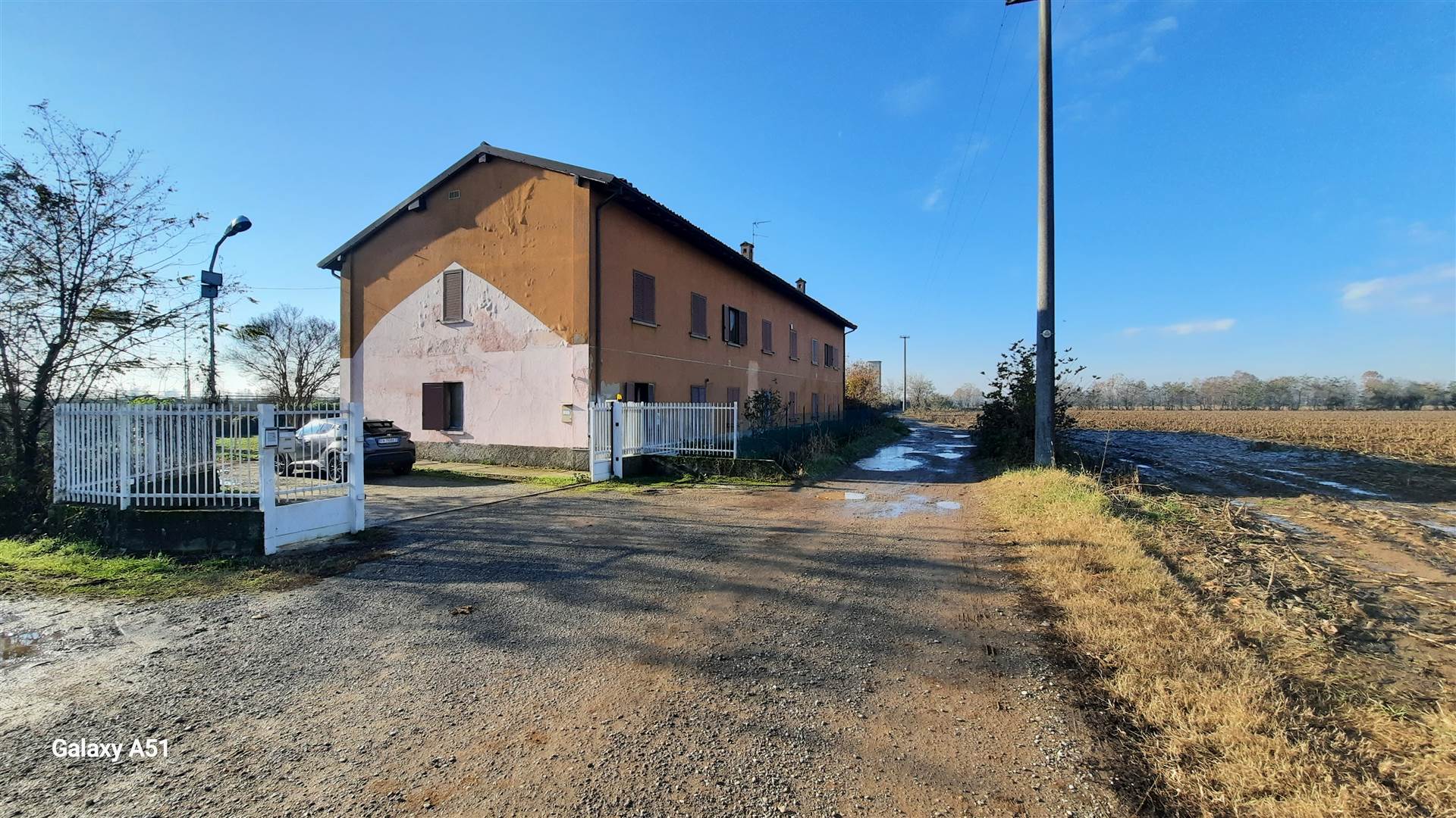 LOTTO AGRICOLO CON CASCINA E CAPANNONI ANNESSI
