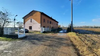 Foto 1 di 13: LOTTO AGRICOLO CON CASCINA E CAPANNONI ANNESSI