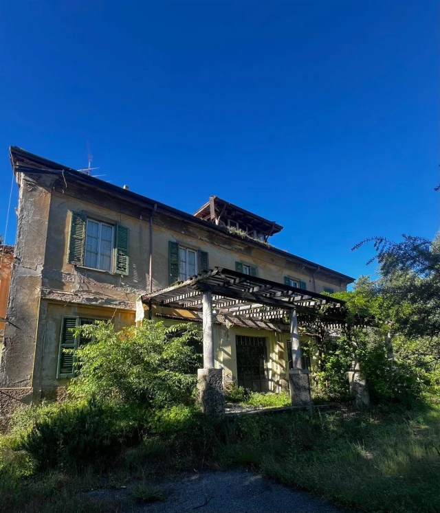 Affascinante proprietà di circa 800 mq con 5000 mq di giardino da ristrutturare