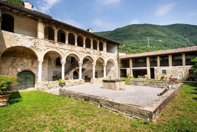 VENDESI ANTICO EDIFICIO STORICO A BORGO DI TERZO - VAL CAVALLINA