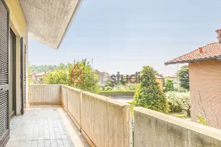 Foto 13 di 36: Ampia villa bifamiliare con appartamento indipendente e giardino privato a Mozzo