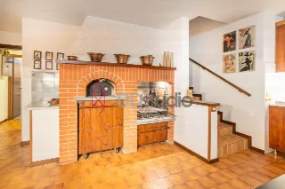 Foto 16 di 36: Ampia villa bifamiliare con appartamento indipendente e giardino privato a Mozzo