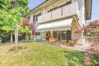 Foto 1 di 36: Ampia villa bifamiliare con appartamento indipendente e giardino privato a Mozzo