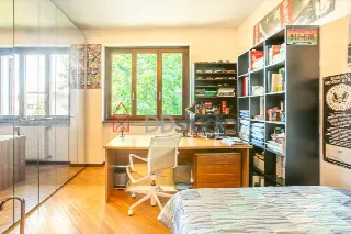 Foto 22 di 36: Ampia villa bifamiliare con appartamento indipendente e giardino privato a Mozzo
