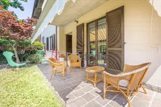 Foto 23 di 36: Ampia villa bifamiliare con appartamento indipendente e giardino privato a Mozzo