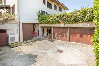 Foto 25 di 36: Ampia villa bifamiliare con appartamento indipendente e giardino privato a Mozzo