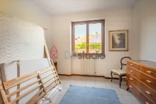 Foto 29 di 36: Ampia villa bifamiliare con appartamento indipendente e giardino privato a Mozzo