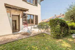 Foto 30 di 36: Ampia villa bifamiliare con appartamento indipendente e giardino privato a Mozzo