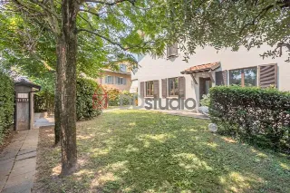 Foto 31 di 36: Ampia villa bifamiliare con appartamento indipendente e giardino privato a Mozzo