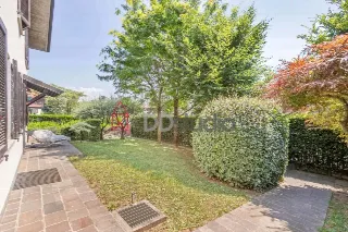 Foto 32 di 36: Ampia villa bifamiliare con appartamento indipendente e giardino privato a Mozzo