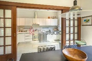 Foto 4 di 36: Ampia villa bifamiliare con appartamento indipendente e giardino privato a Mozzo
