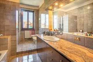 Foto 6 di 36: Ampia villa bifamiliare con appartamento indipendente e giardino privato a Mozzo