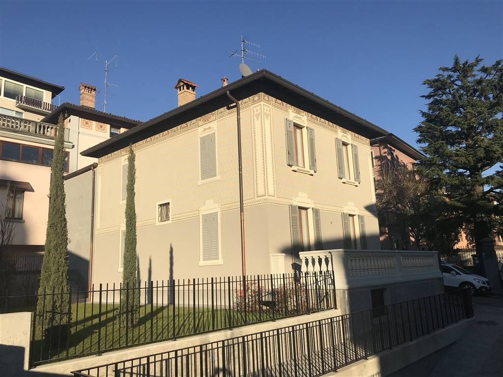 VENDESI VILLA LIBERTY RECENTEMENTE RISTRUTTURATA