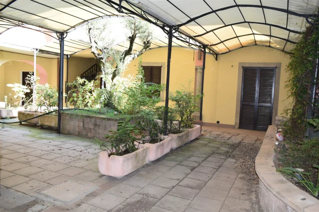 Vendesi ampio spazio residenziale/commerciale da ristrutturare. Ottimo investimento.