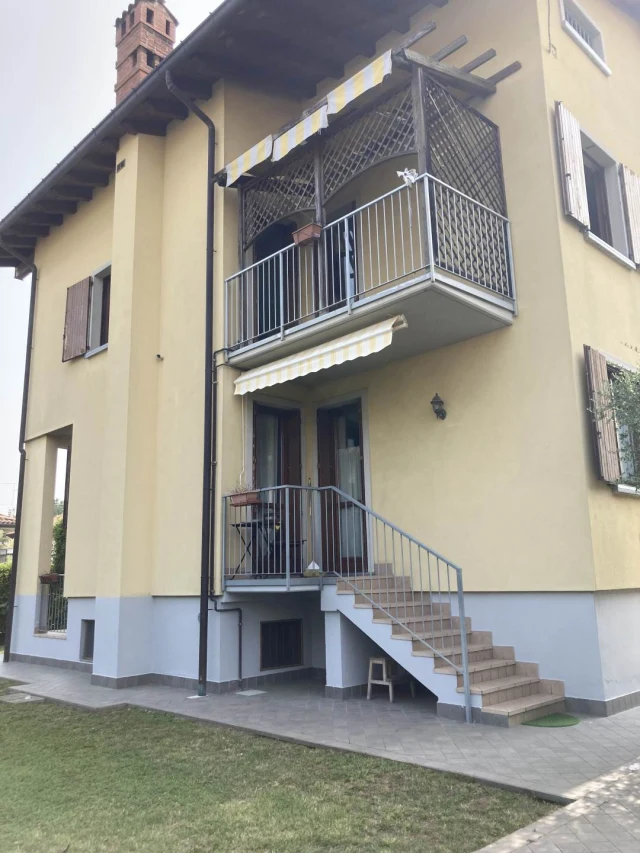 Vendesi villa bifamiliare indipendente con giardino in Stezzano.