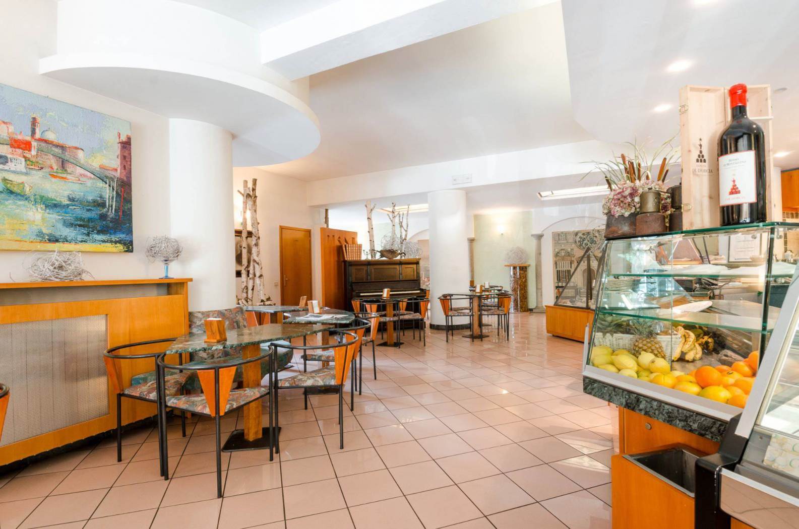 VENDESI Locale commerciale 200 m² con canna fumaria, dehor e 6 posti auto
