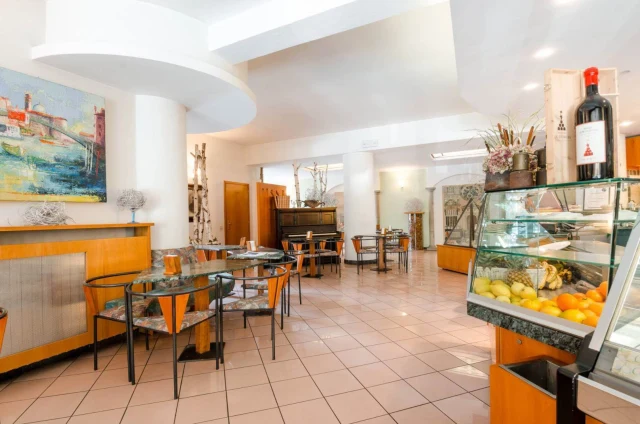VENDESI Locale commerciale 200 m² con canna fumaria, dehor e 6 posti auto