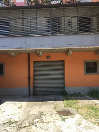 Foto 2 di 12: VENDESI MAGAZZINO ZONA CENTRALE