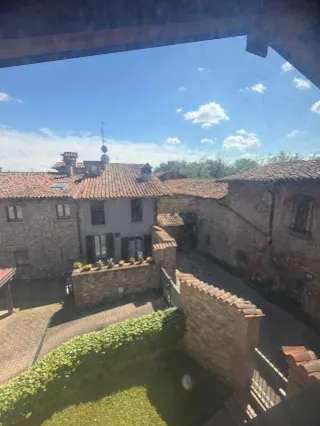 Foto 13 di 25: VENDESI TRILOCALE RISTRUTTURATO CON BALLATOIO IN BORGO STORICO A TREVIOLO