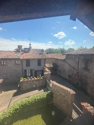 Foto 14 di 25: VENDESI TRILOCALE RISTRUTTURATO CON BALLATOIO IN BORGO STORICO A TREVIOLO
