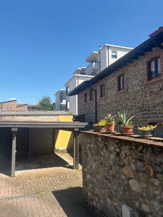 Foto 18 di 25: VENDESI TRILOCALE RISTRUTTURATO CON BALLATOIO IN BORGO STORICO A TREVIOLO