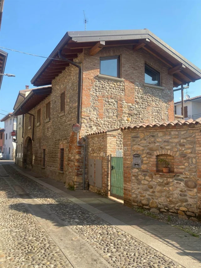 VENDESI TRILOCALE RISTRUTTURATO CON BALLATOIO IN BORGO STORICO A TREVIOLO