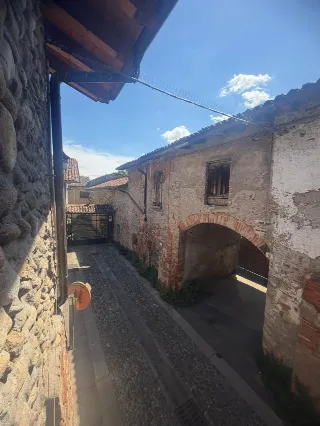 Foto 22 di 25: VENDESI TRILOCALE RISTRUTTURATO CON BALLATOIO IN BORGO STORICO A TREVIOLO