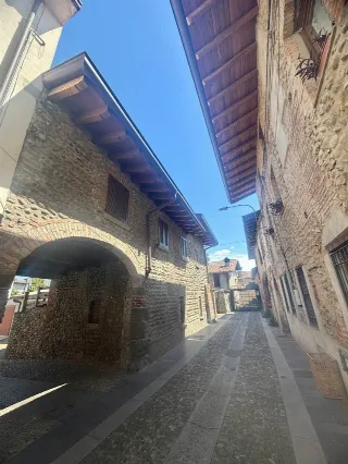 Foto 23 di 25: VENDESI TRILOCALE RISTRUTTURATO CON BALLATOIO IN BORGO STORICO A TREVIOLO