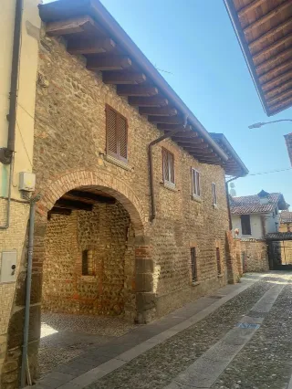 Foto 24 di 25: VENDESI TRILOCALE RISTRUTTURATO CON BALLATOIO IN BORGO STORICO A TREVIOLO