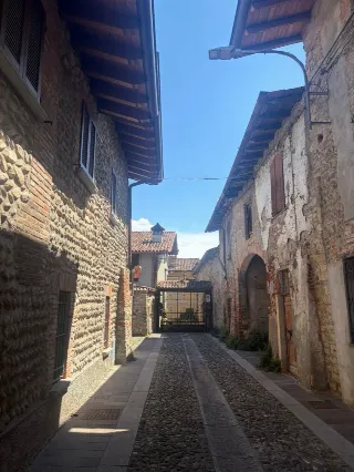 Foto 2 di 25: VENDESI TRILOCALE RISTRUTTURATO CON BALLATOIO IN BORGO STORICO A TREVIOLO