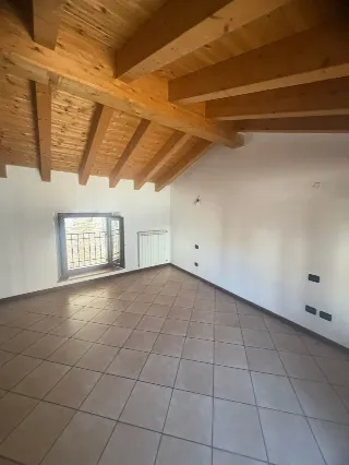 Foto 4 di 25: VENDESI TRILOCALE RISTRUTTURATO CON BALLATOIO IN BORGO STORICO A TREVIOLO
