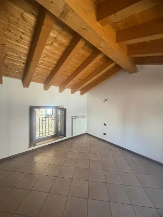 Foto 5 di 25: VENDESI TRILOCALE RISTRUTTURATO CON BALLATOIO IN BORGO STORICO A TREVIOLO