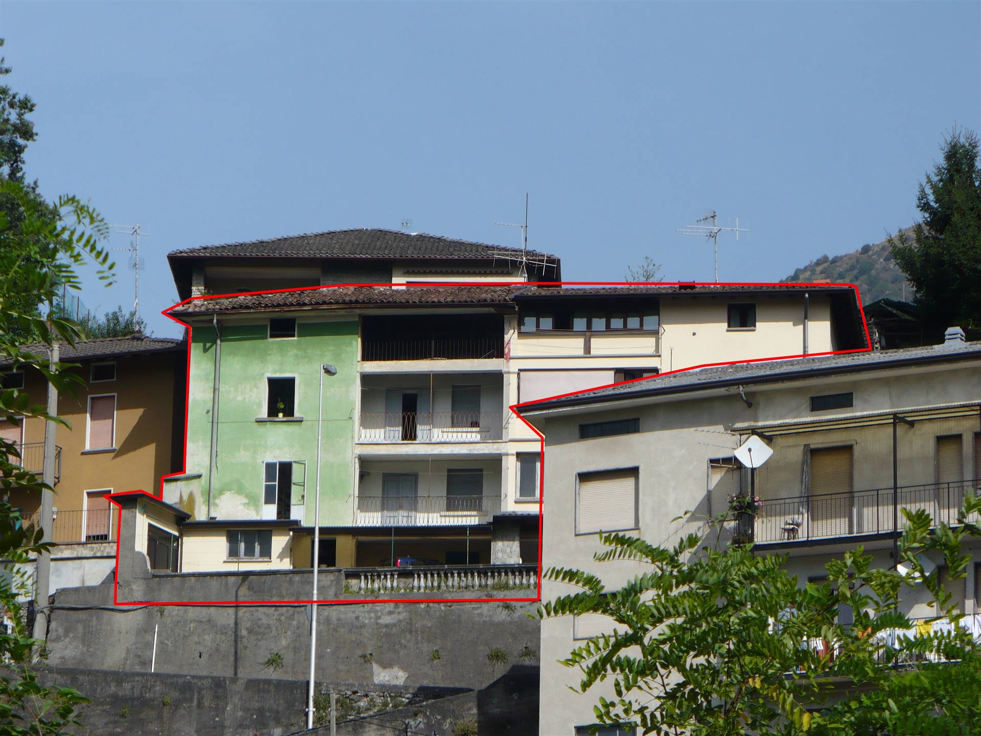 GANDINO: VENDESI STABILE DA RISTRUTTURARE