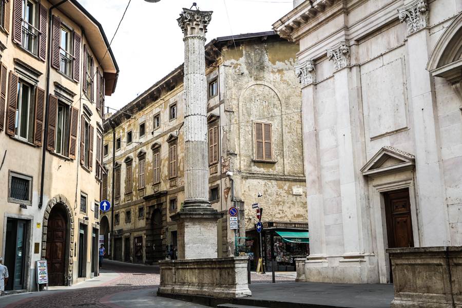 Vendesi attività commerciale ben avviata in zona pedonale con canna fumaria.
