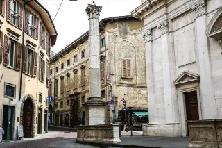 Foto 1 di 4: Vendesi attività commerciale ben avviata in zona pedonale con canna fumaria.
