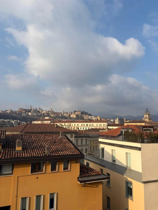 Centro Bergamo – Ufficio all’ultimo piano con vista su Città Alta e possibilità di cambio d’uso