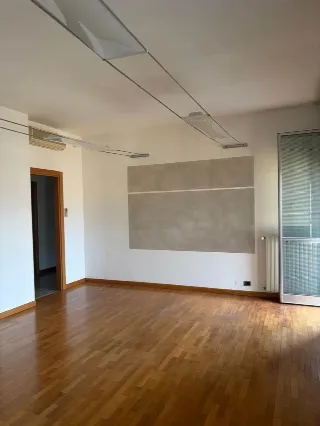 Foto 3 di 21: Vendesi ampia soluzione con vista su Città Alta, ideale per trasformazione in abitazione