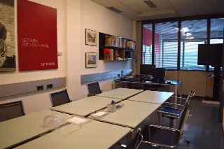 Foto 5 di 14: Vendesi stabile con magazzino , uffici e spazio commerciale