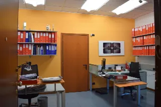 Foto 7 di 14: Vendesi stabile con magazzino , uffici e spazio commerciale