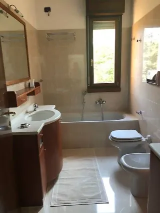Foto 12 di 24: Ampio trilocale arredato con terrazzo vivibile e box