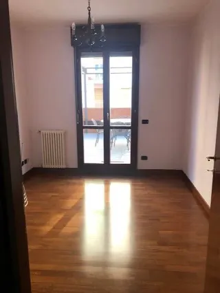Foto 14 di 24: Ampio trilocale arredato con terrazzo vivibile e box
