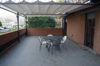 Foto 1 di 24: Ampio trilocale arredato con terrazzo vivibile e box
