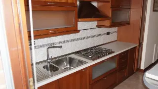 Foto 3 di 24: Ampio trilocale arredato con terrazzo vivibile e box